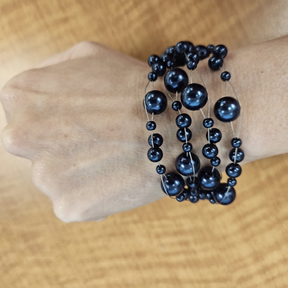 EUC Mid-night blue floating pearl braclet